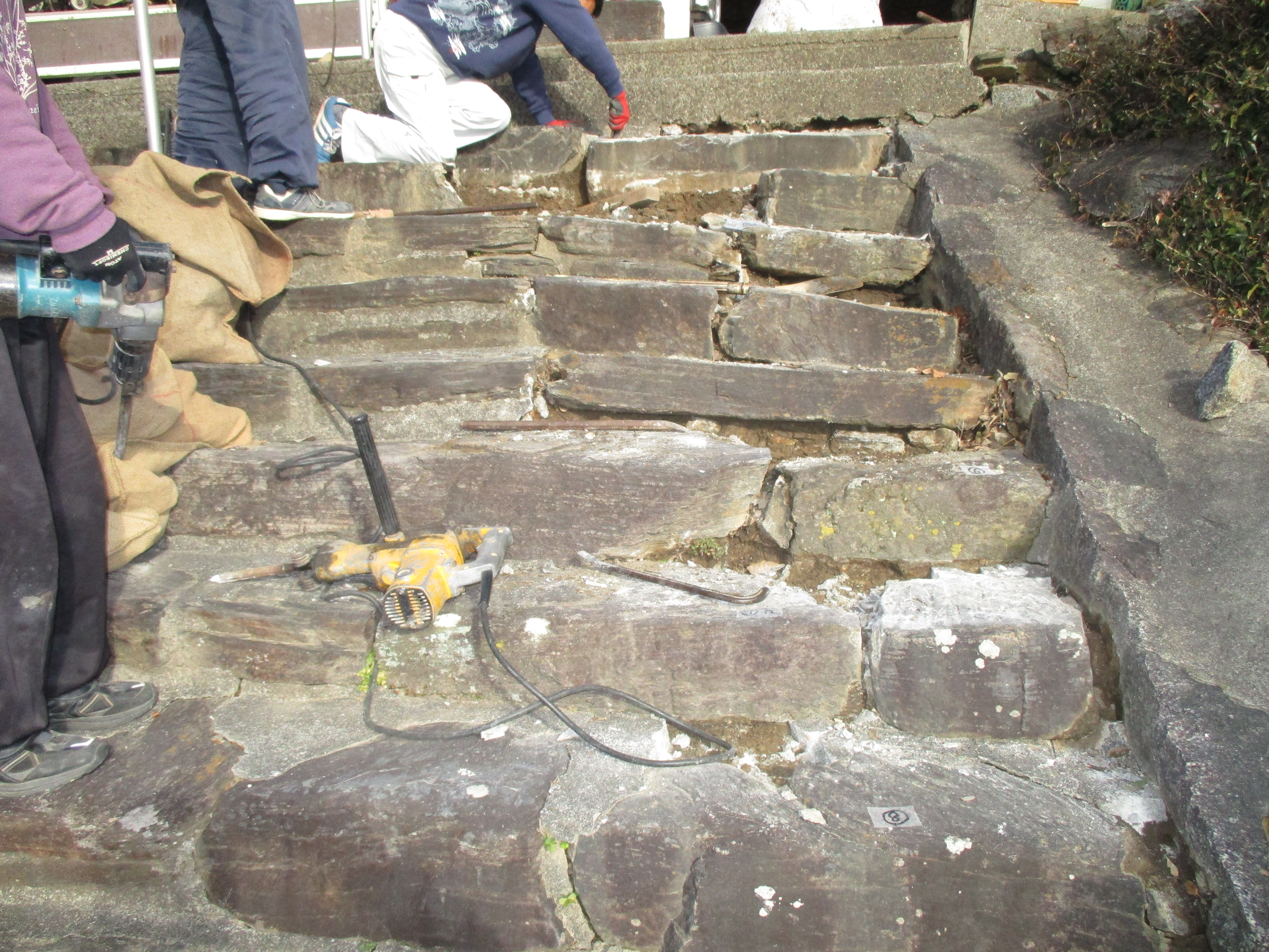 岡崎市近郊の幸田町でお寺の参道階段の石の据え直し